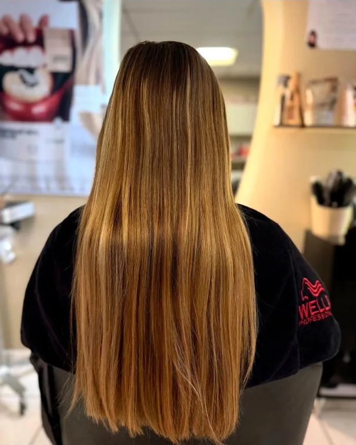 Balayage cuivré longueurs lisses réalisé chez Coiff Evolution, salon de coiffure à Saint-Pol-sur-Mer