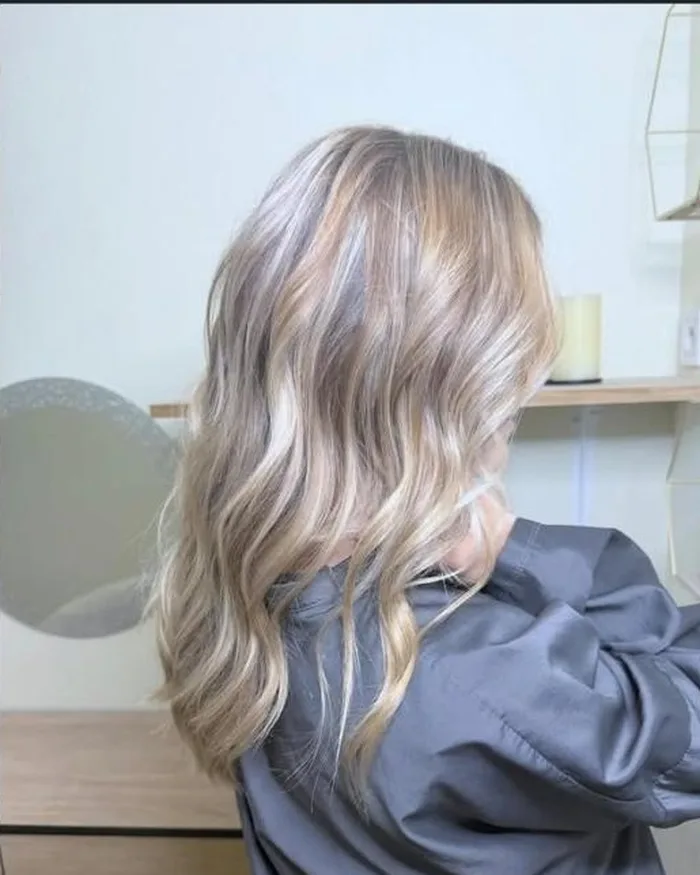 Ombré blond clair réalisé chez Coiff Evolution, salon de coiffure à Saint-Pol-sur-Mer